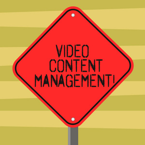 顯示視頻內(nèi)容管理的文本符號。個人的概念照片評估是對產(chǎn)品的回應(yīng), 在彩色紙照片上充滿飲料的飲料杯的頂觀